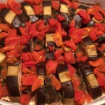 Turkse ovenschotel met tomaat, aubergine en gehakt op een houten plank