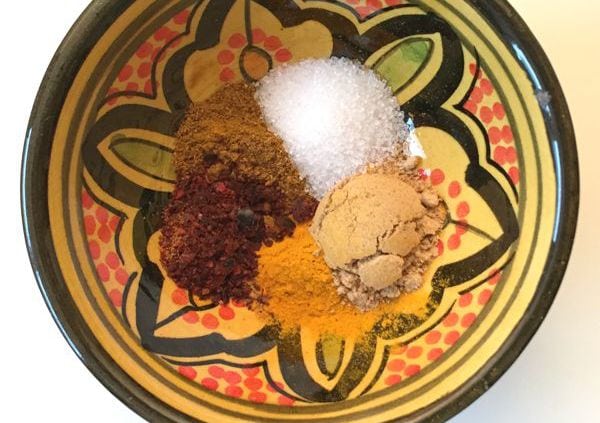 Indiase curry kruiden in een kommetje