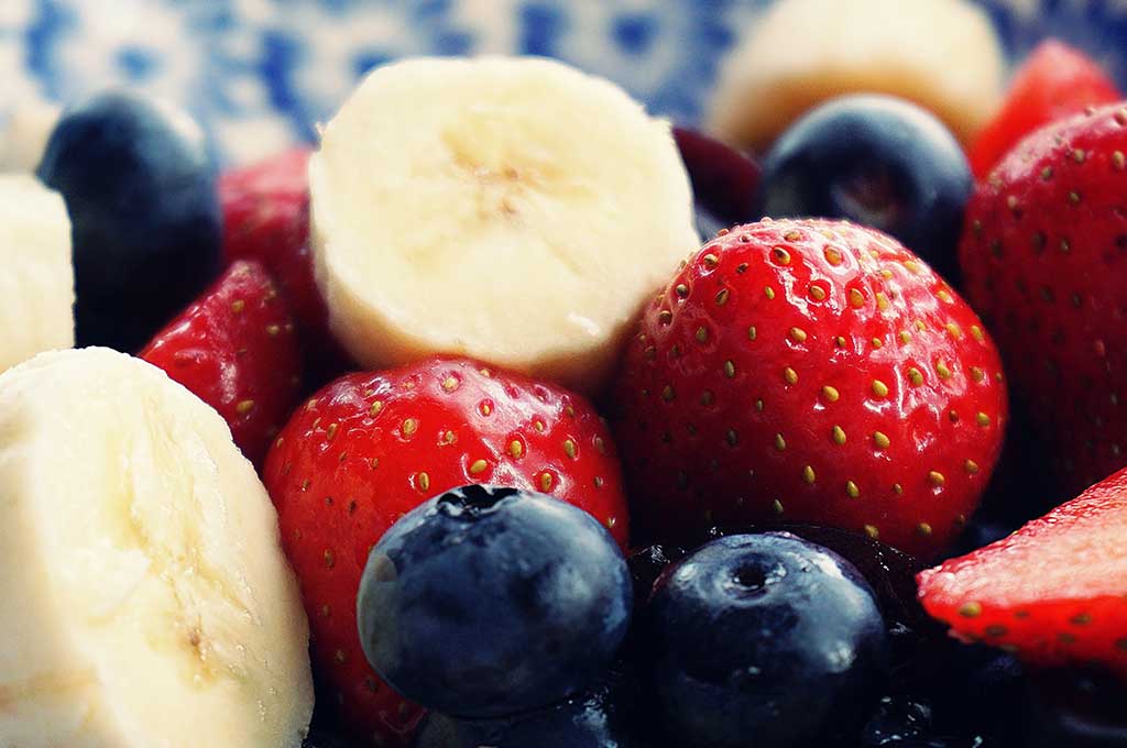 Low FODMAP snack ideas: banana, strawberry and blueberry 