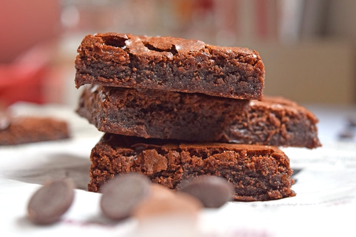 Tony's Chocolonely karamel zeezout brownies - Karlijnskitchen.com