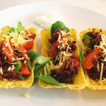 Low FODMAP taco tubs met gehakt, groenten en Mexicaanse kruiden op een bord