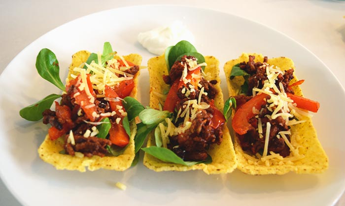 Low FODMAP taco tubs met gehakt, groenten en Mexicaanse kruiden op een bord