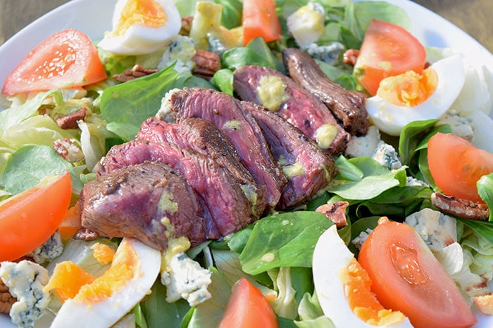 A low FODMAP salad with blue cheese and steak