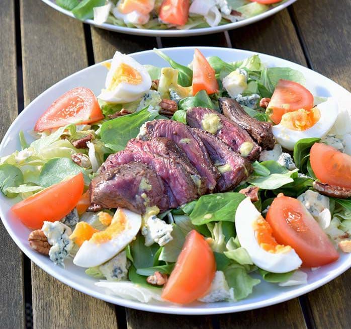 A low FODMAP blue cheese steak salad with egg and tomato