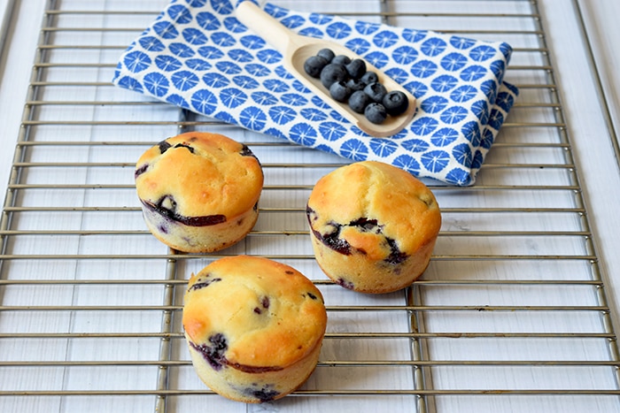 Gezonde blueberry muffins met citroen op een rekje