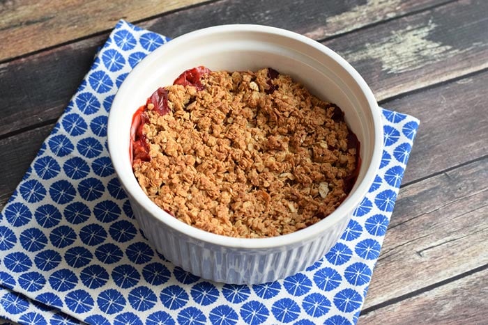 An oven dish with a healthy low FODMAP strawberry crumble