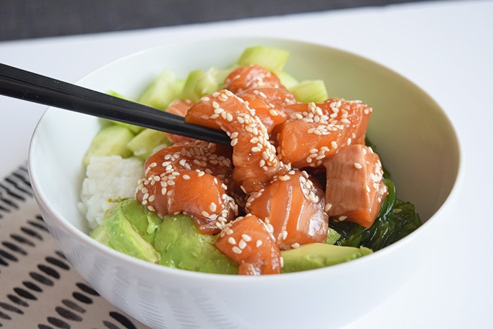 A low FODMAP poke bowl with salmon, avocado and cucumber