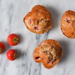 Drie glutenvrije boekweit muffins met aardbeien ernaast