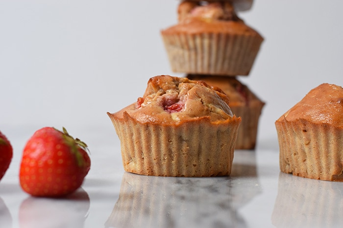 boekweit muffins met aardbeien - karlijnskitchen.com