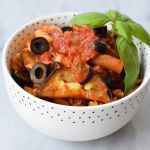 Low FODMAP pasta met tonijn, gegrilde aubergine en olijven in een kommetje