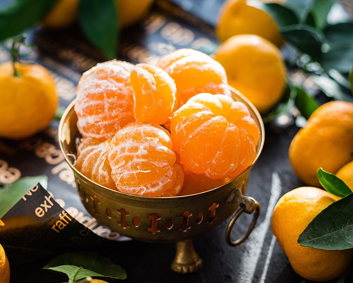 Een bakje met gepelde mandarijntjes