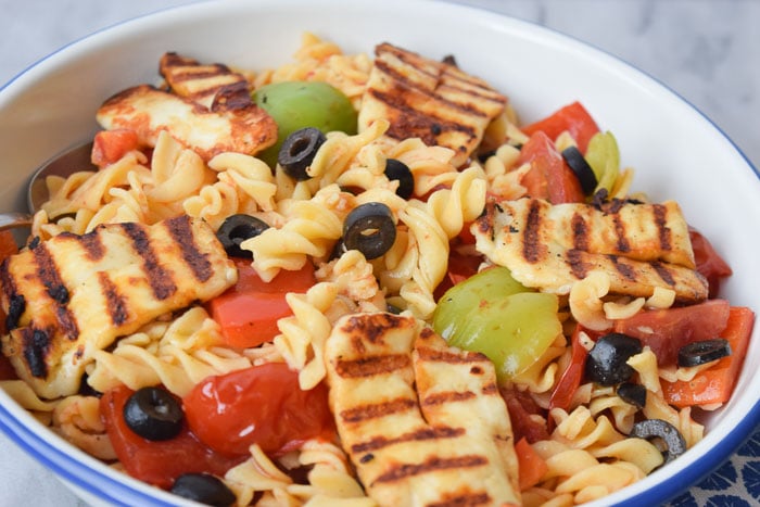 A low FODMAP pasta salad with halloumi, bell pepper and olives