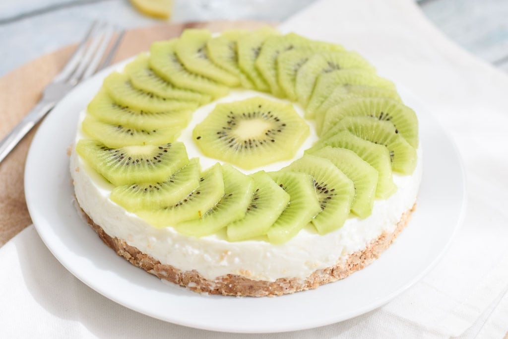 Healthy cheesecake with lemon and slices of kiwi on top