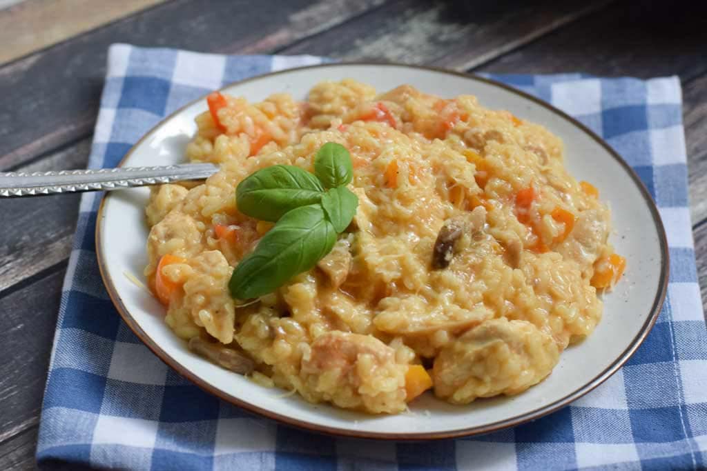 A low FODMAP risotto with chicken and bell pepper on a plate