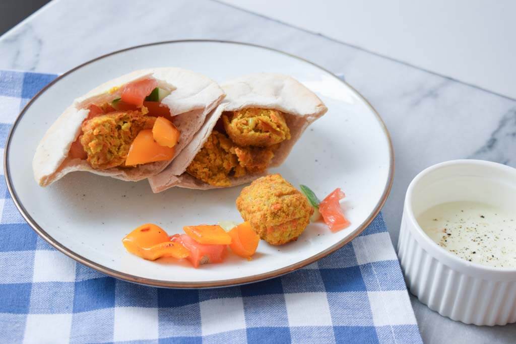 A quick low FODMAP recipe for pita breads filled with vegetarian balls or chicken