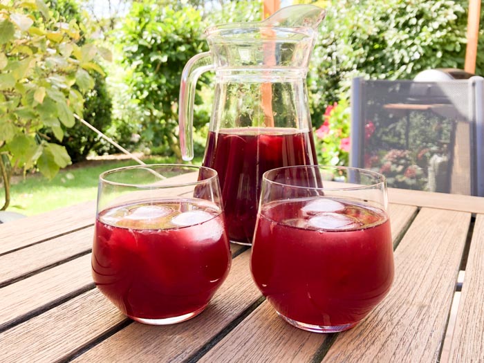 low fodmap sangria in two glasses with ice