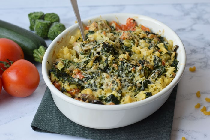 A macaroni casserole with spinach and tomato
