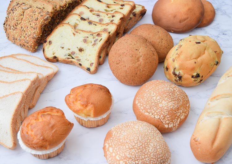 verschillende soorten brood op een tafel