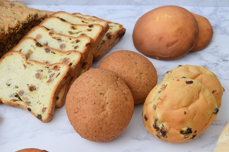 verschillende soorten brood en broodjes op een tafel