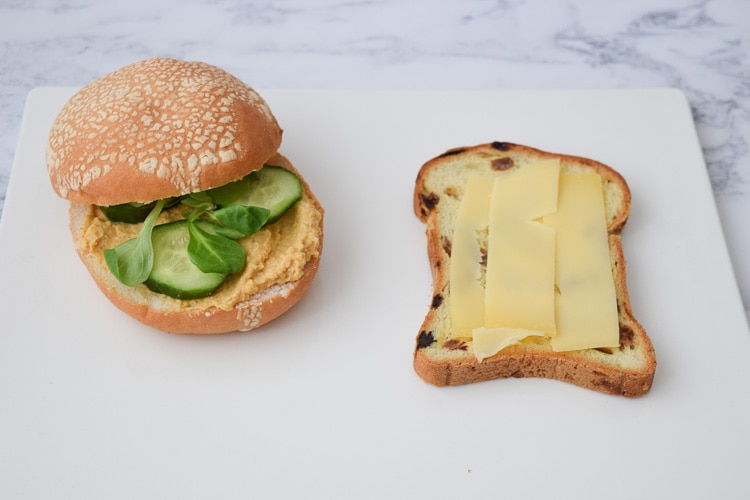 een broodje met hummus en krentenbrood met kaas