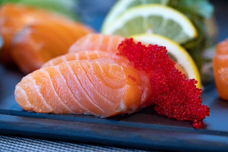 Zalm sashimi op een bord