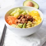 Low FODMAP vegan poke bowl met eetstokjes ernaast