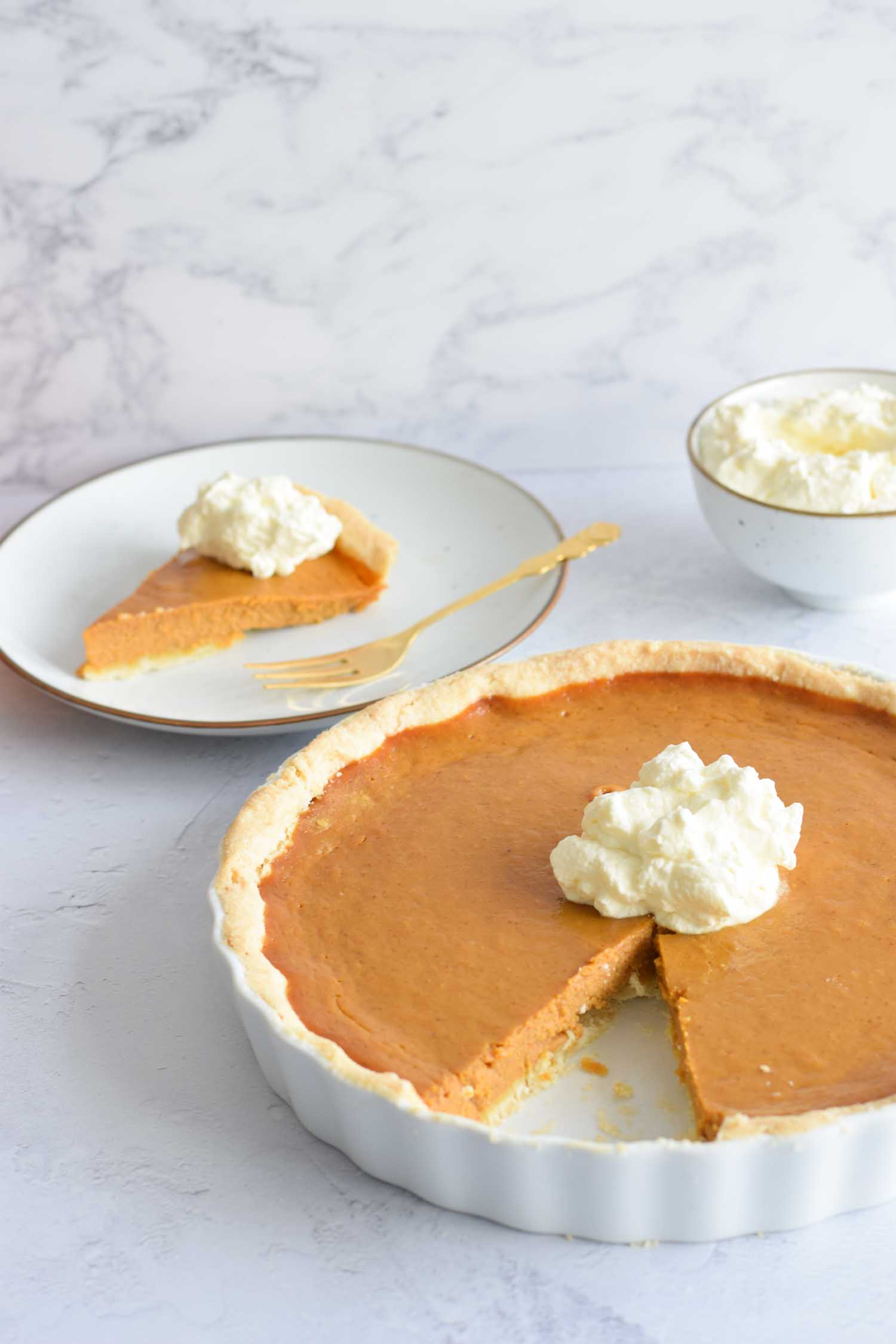 A low FODMAP pumpkin pie with one slice out