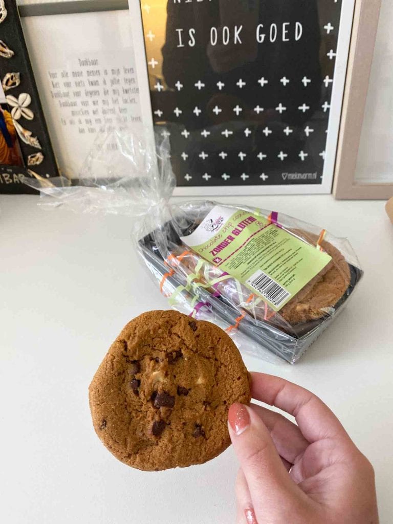 Een chocolate chip cookie in een hand