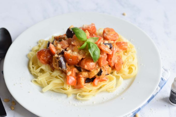 Low FODMAP pasta met rode pesto en roomsaus op een bord