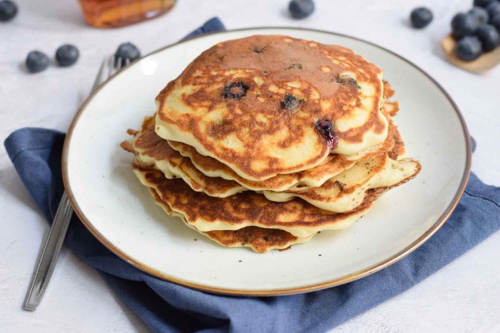 Een stapel glutenvrije American pancakes with blueberries