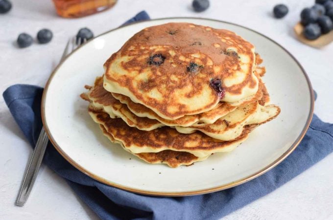 Een stapel glutenvrije American pancakes with blueberries