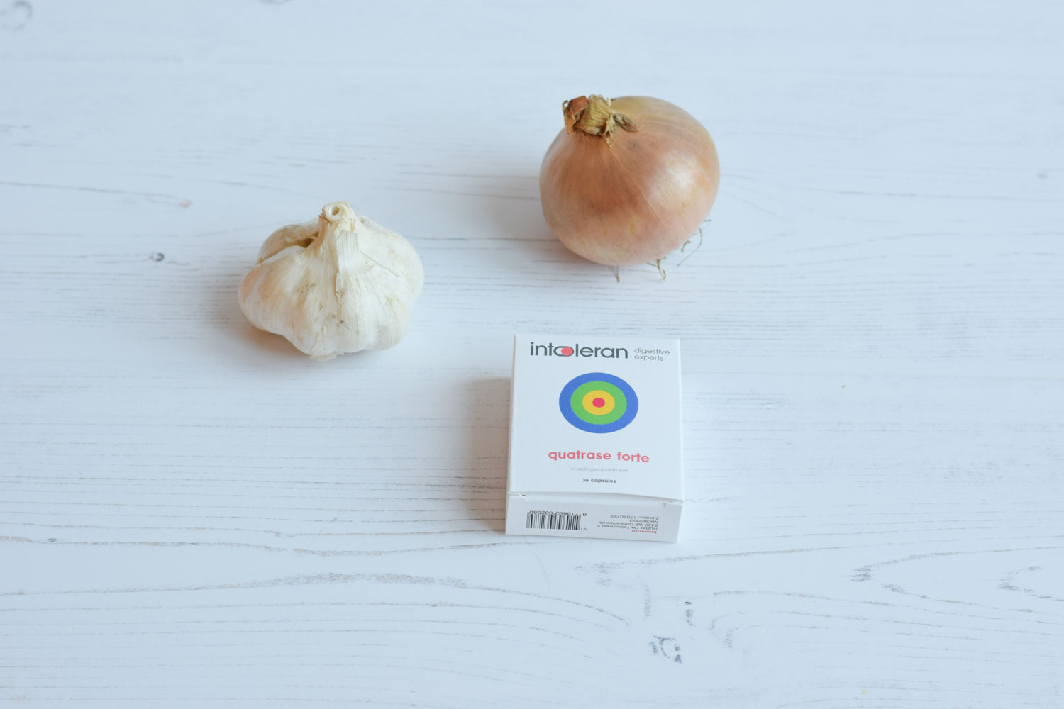 A garlic and an onion with Quatrase supplements