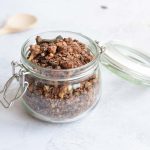 Een pot met glutenvrije boekweit granola