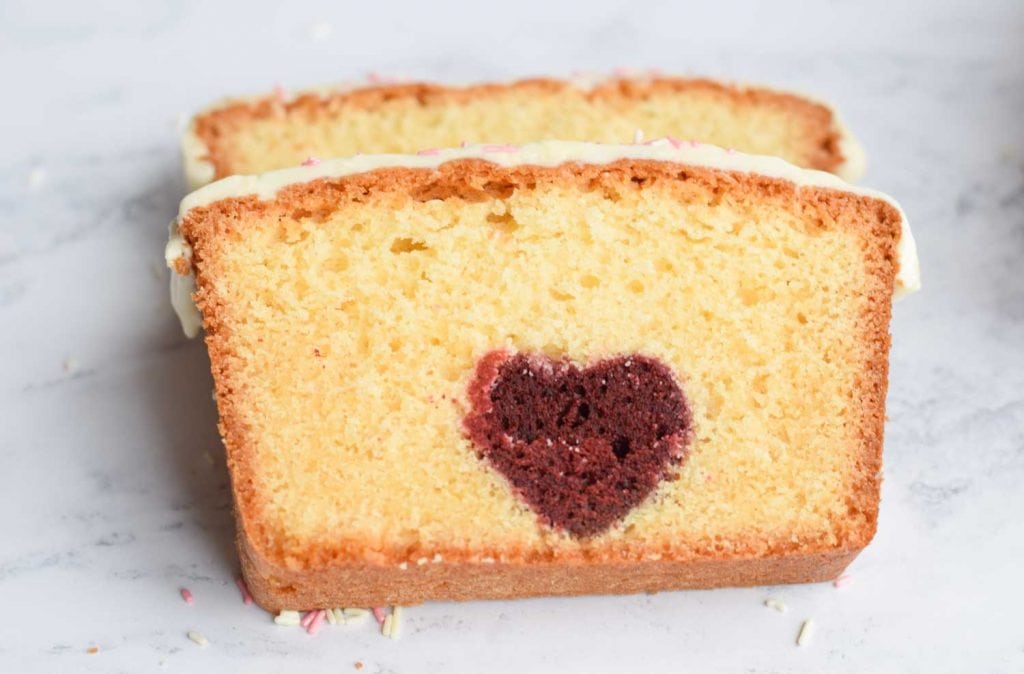 Twee plakjes glutenvrije cake met een rood hartje in het midden