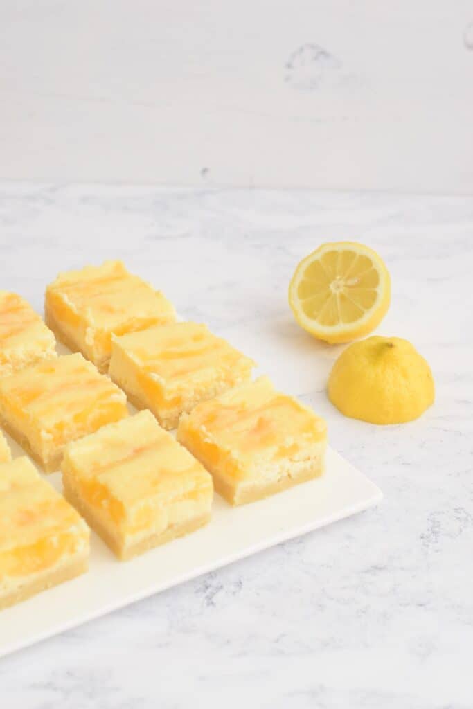 Glutenvrije lemon cheesecake bars op een plaat