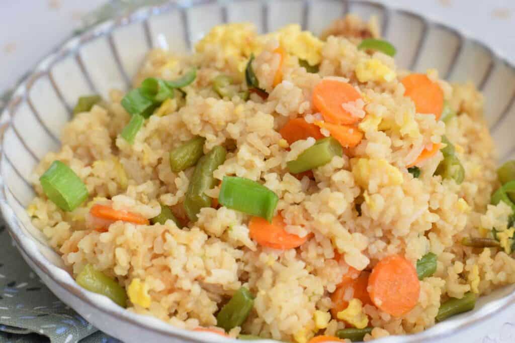 Low FODMAP fried rice met wortel, sperziebonen en ei in een kom
