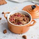 A little pan-shaped oven dish with low FODMAP baked oats with speculaas and raspberries