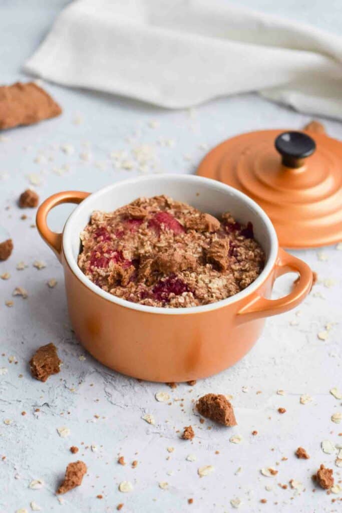 A little pan-shaped oven dish with low FODMAP baked oats with speculaas and raspberries