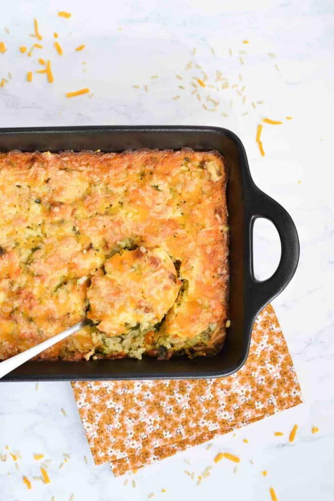 Een low FODMAP ovenschotel met broccoli, rijst en geraspte kaas