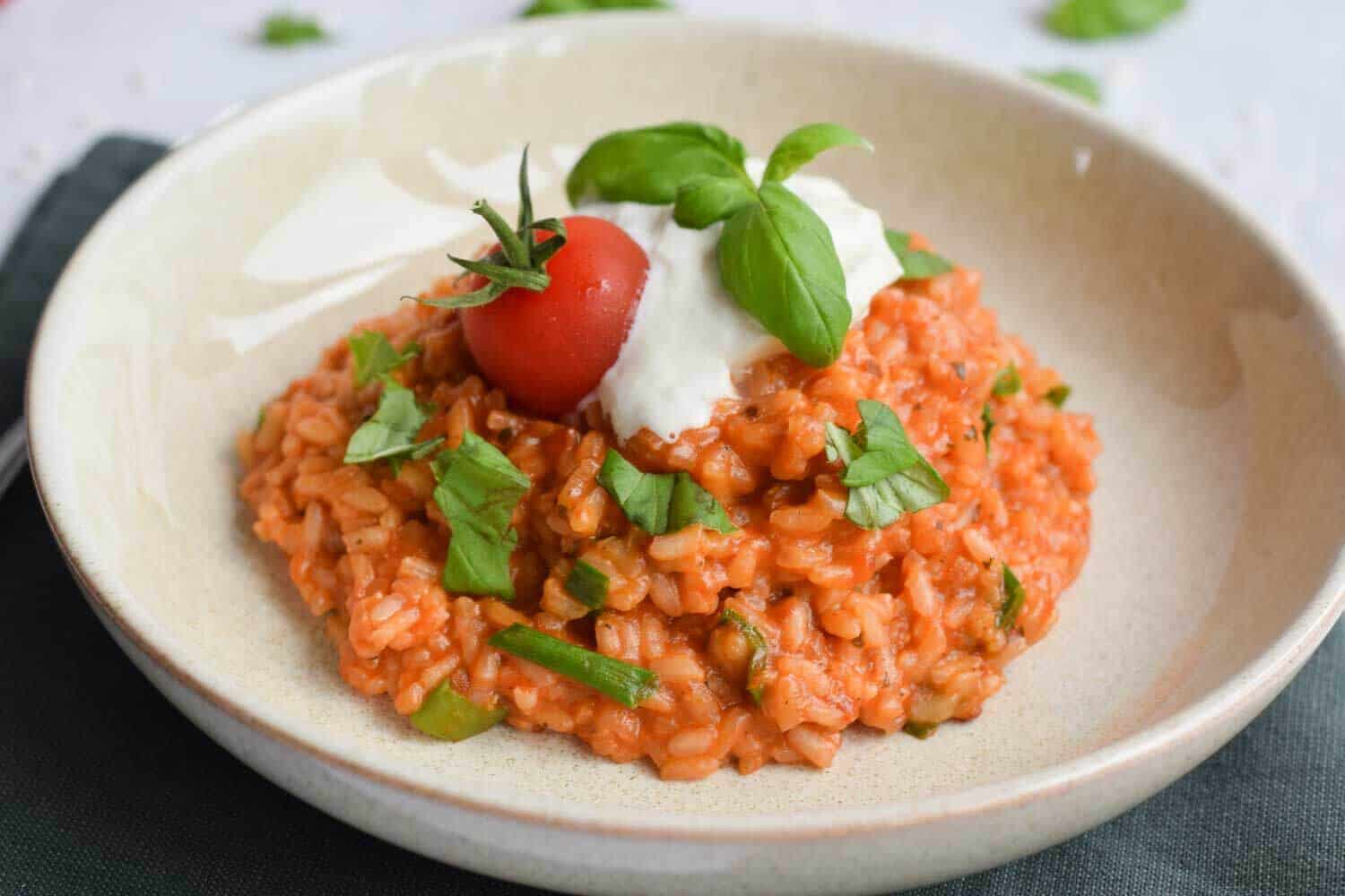Een diep bord met low FODMAP tomatenrisotto met burrata
