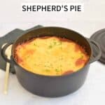 Een pan met daarin een vegetarische shepherds pie met een laag aardappelpuree erbovenop