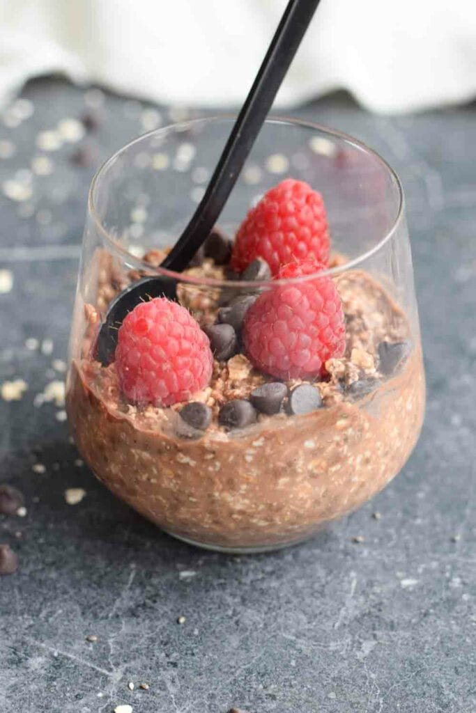 Low FODMAP chocolate overnight oats with raspberries