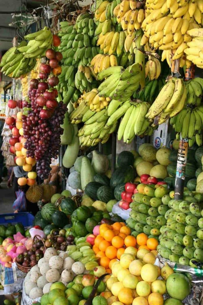 Een markt met allemaal fruitsoorten