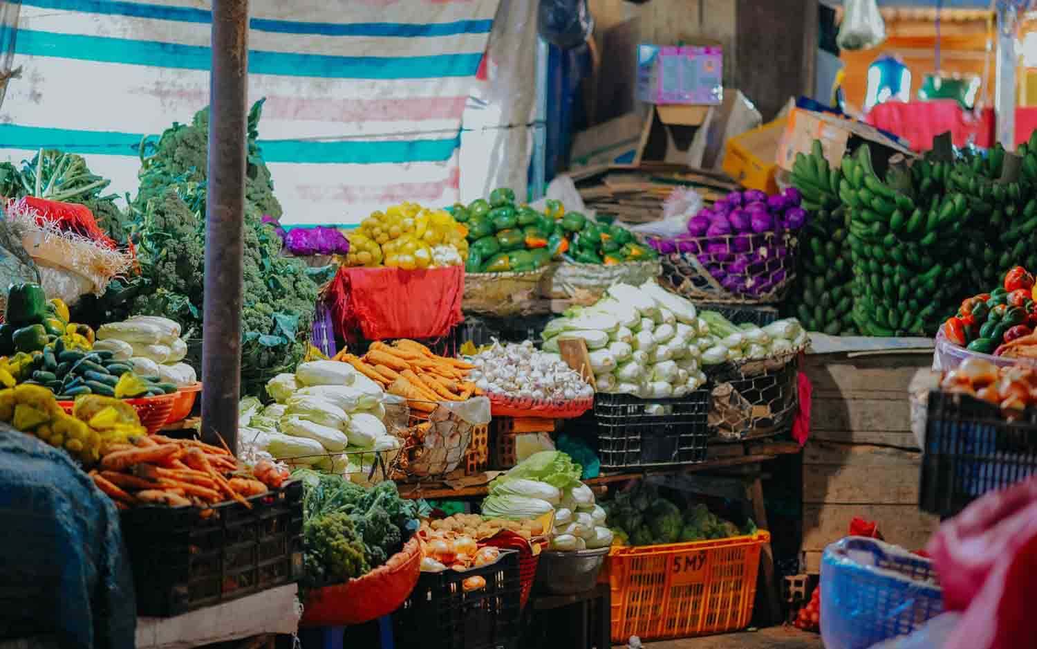 Verschillende soorten groenten op een markt
