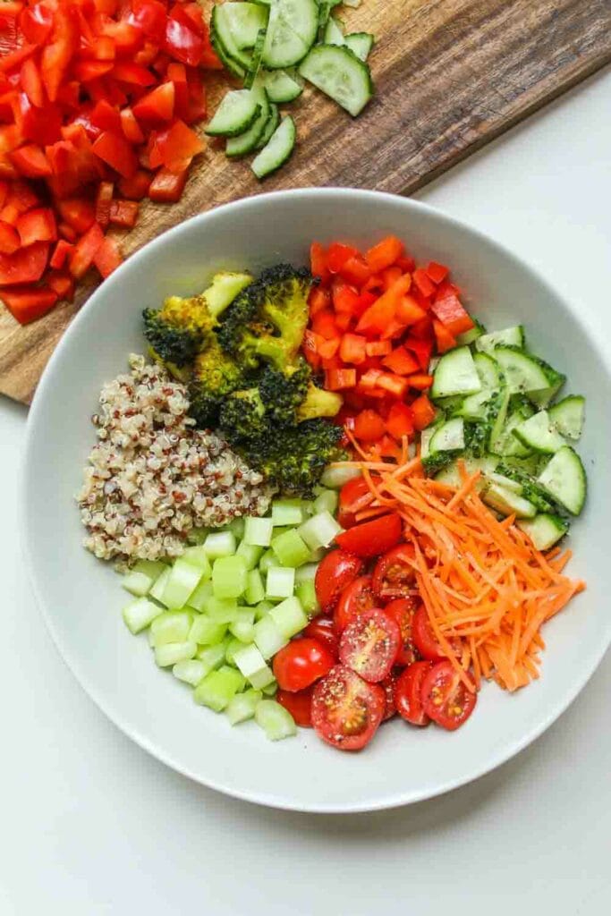 Een bord met quinoa en verschillende groenten