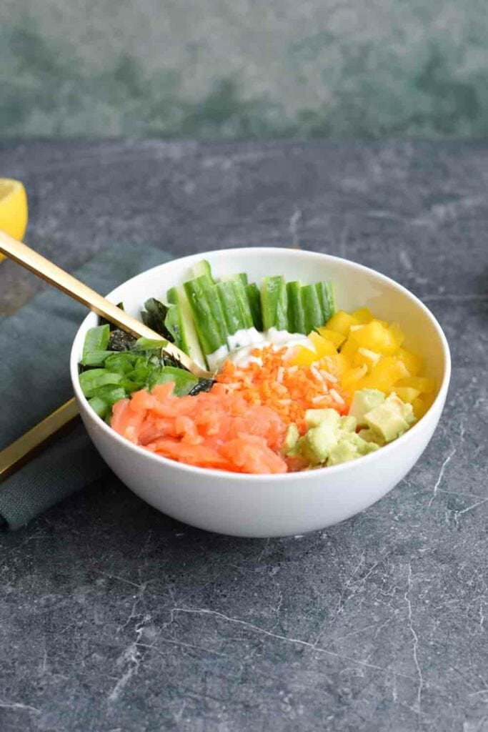 A low carb poké bowl with smoked salmon and different vegetables