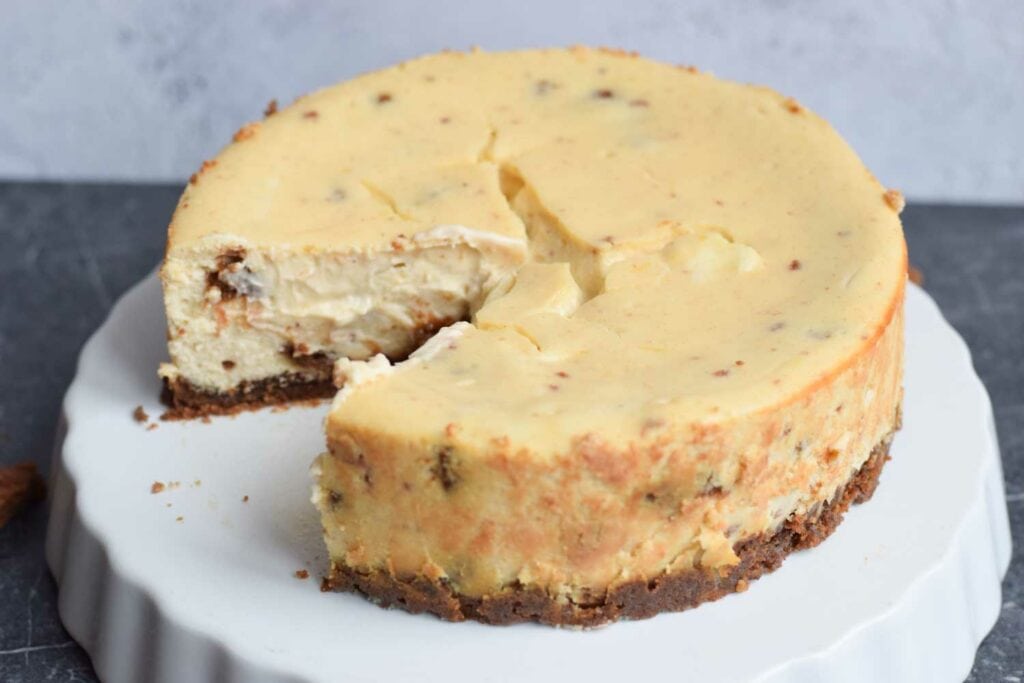 Een low FODMAP speculaas cheesecake met een stukje eruit