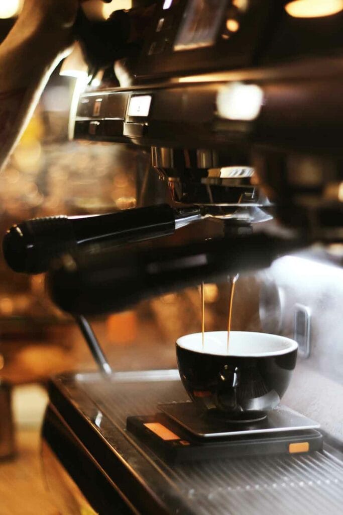 Een koffiezetapparaat dat koffie zet