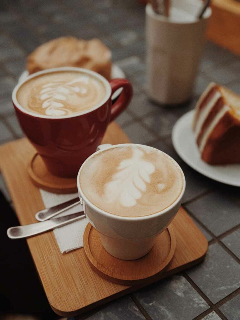 Twee kopjes cappuccino bij elkaar
