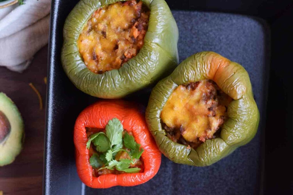 Drie low FODMAP gevulde paprika's in een ovenschaal
